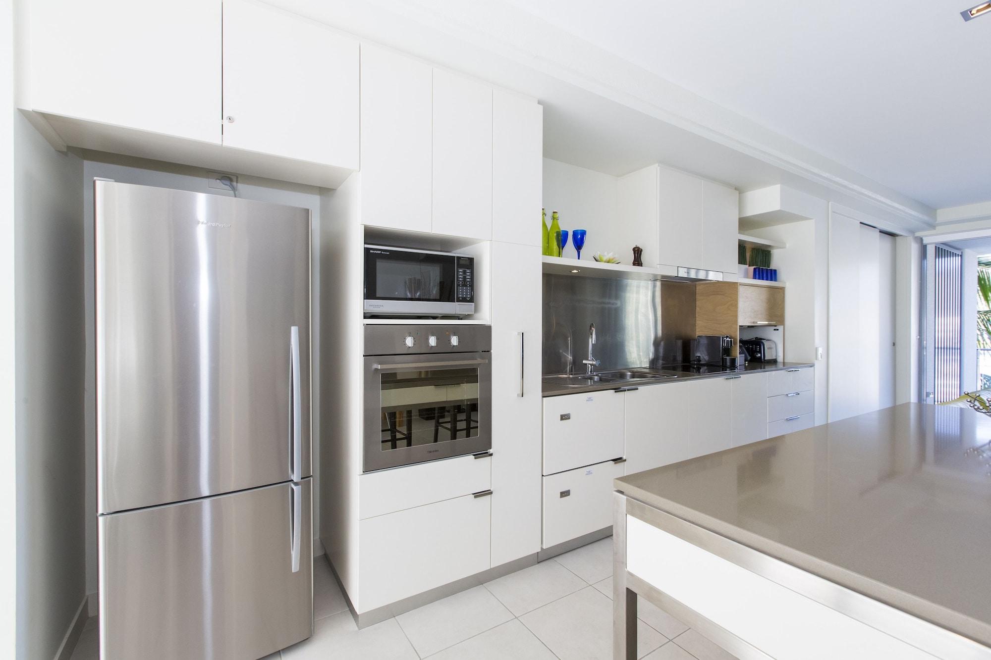 Peppers Blue On Blue Hotel Nelly Bay Ngoại thất bức ảnh A modern kitchen
