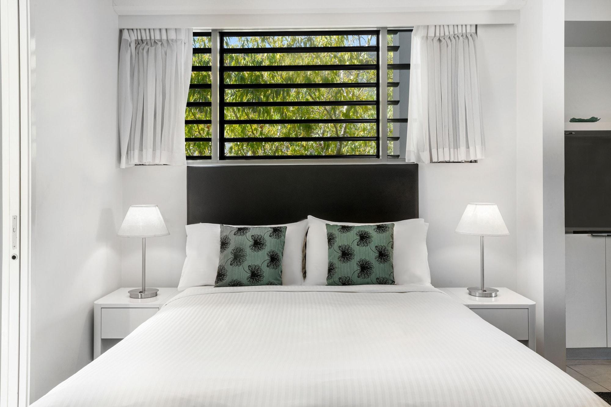 Peppers Blue On Blue Hotel Nelly Bay Ngoại thất bức ảnh A bedroom at the hotel