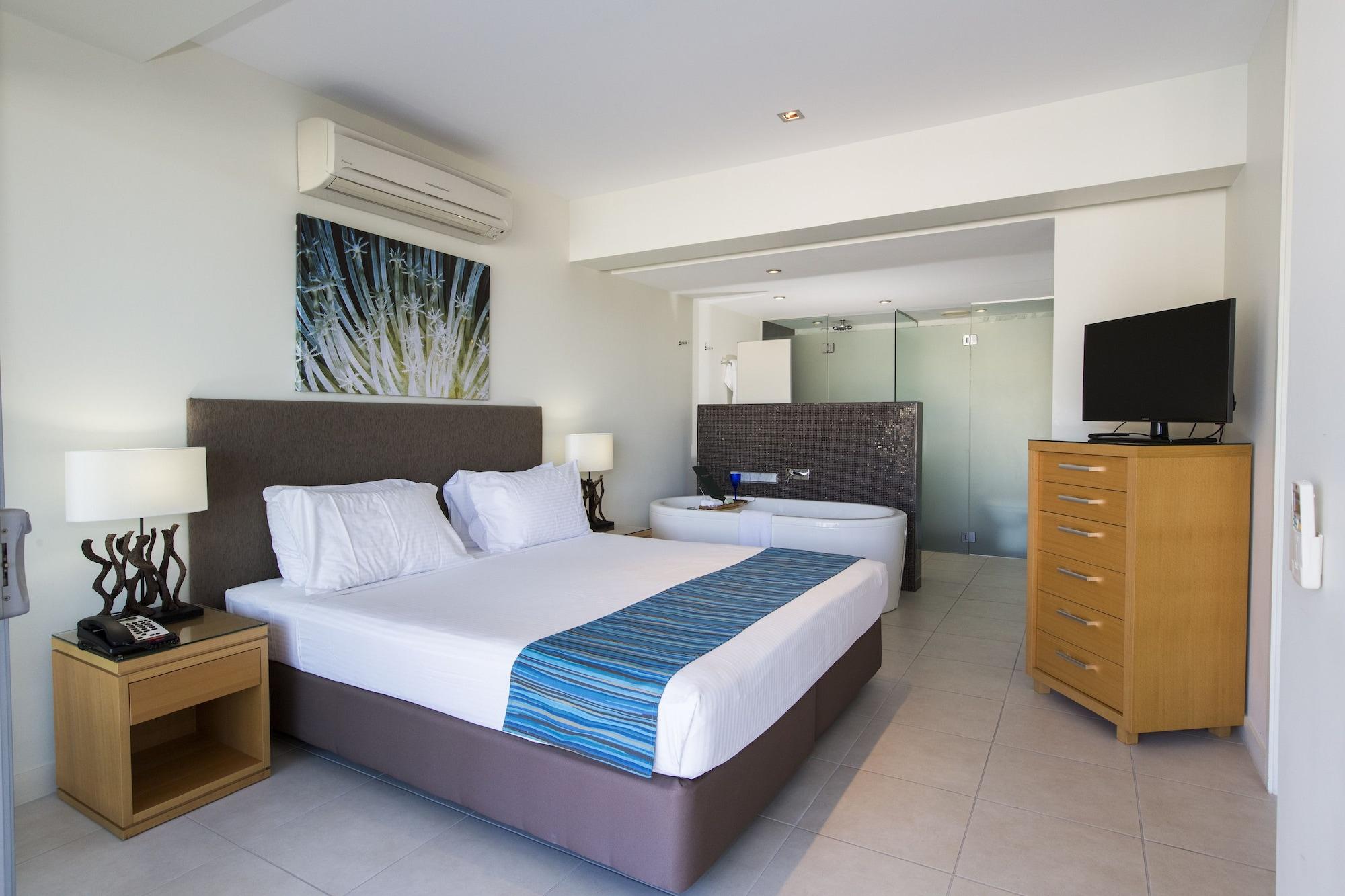 Peppers Blue On Blue Hotel Nelly Bay Ngoại thất bức ảnh A bedroom at the Mantra on Saltwater Island