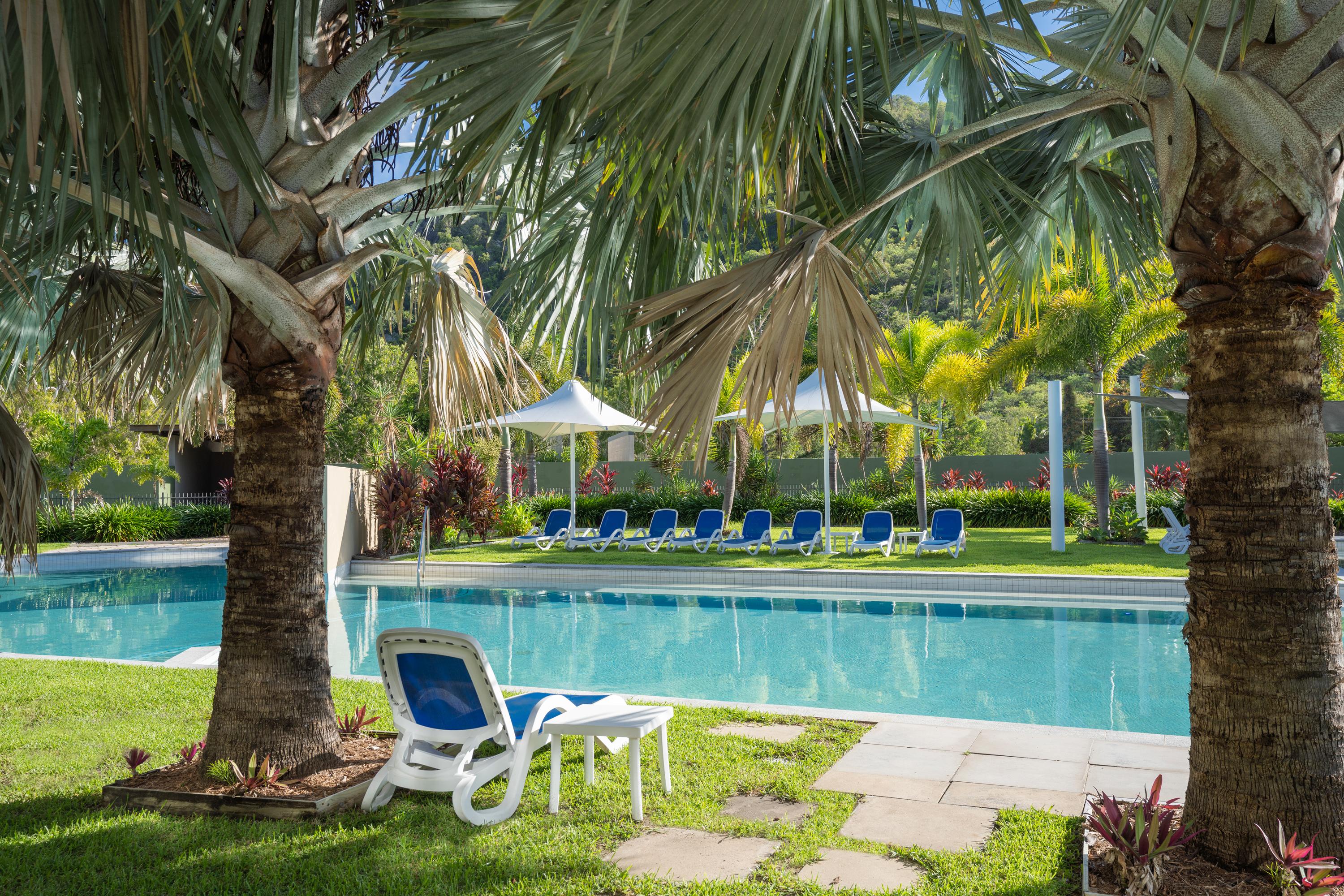 Peppers Blue On Blue Hotel Nelly Bay Ngoại thất bức ảnh The pool at the resort