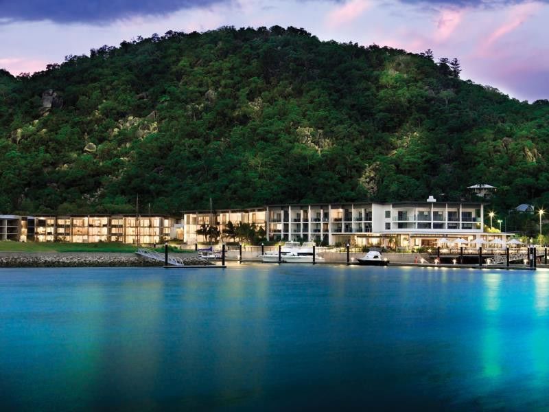 Peppers Blue On Blue Hotel Nelly Bay Ngoại thất bức ảnh The resort at night