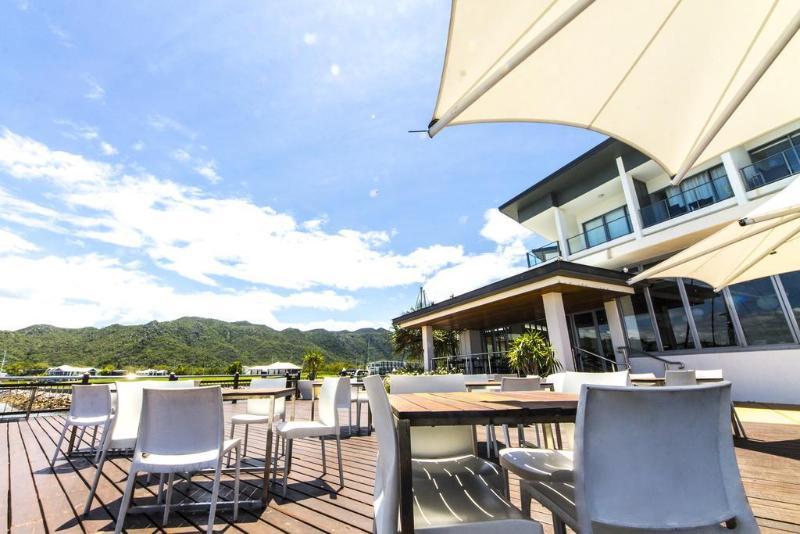 Peppers Blue On Blue Hotel Nelly Bay Ngoại thất bức ảnh The airport's lounge